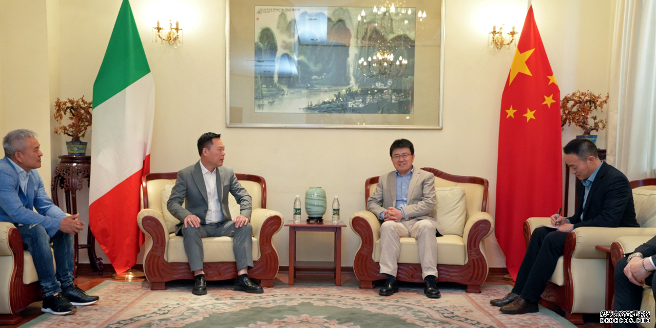  第八届会长蔡进发率团拜 